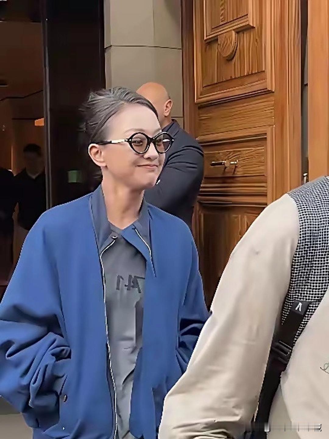 著名演员周迅现在状态宛如一个小老太，她的头发轻挽发髻，不知道是镜头光线的原因还是