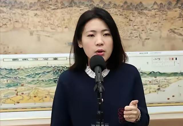 徐巧芯支持馆长说自己人是中国人！自馆长在台湾掀起承认我是中国人的“革命”后，国民