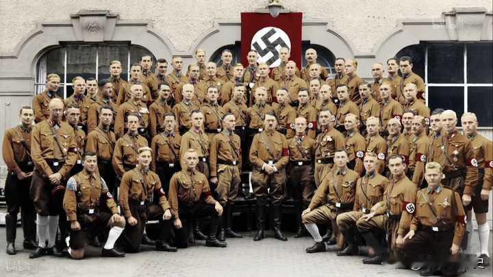 1935年，希特勒在慕尼黑冲锋队学校与冲锋队员们合影。德国二战老照片历史