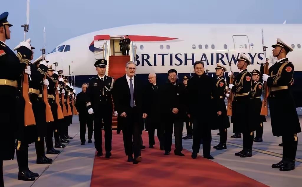 刚刚到中国，英国首相就迫不及待发文！​斯塔默1月28日发文说：“已抵达中国——