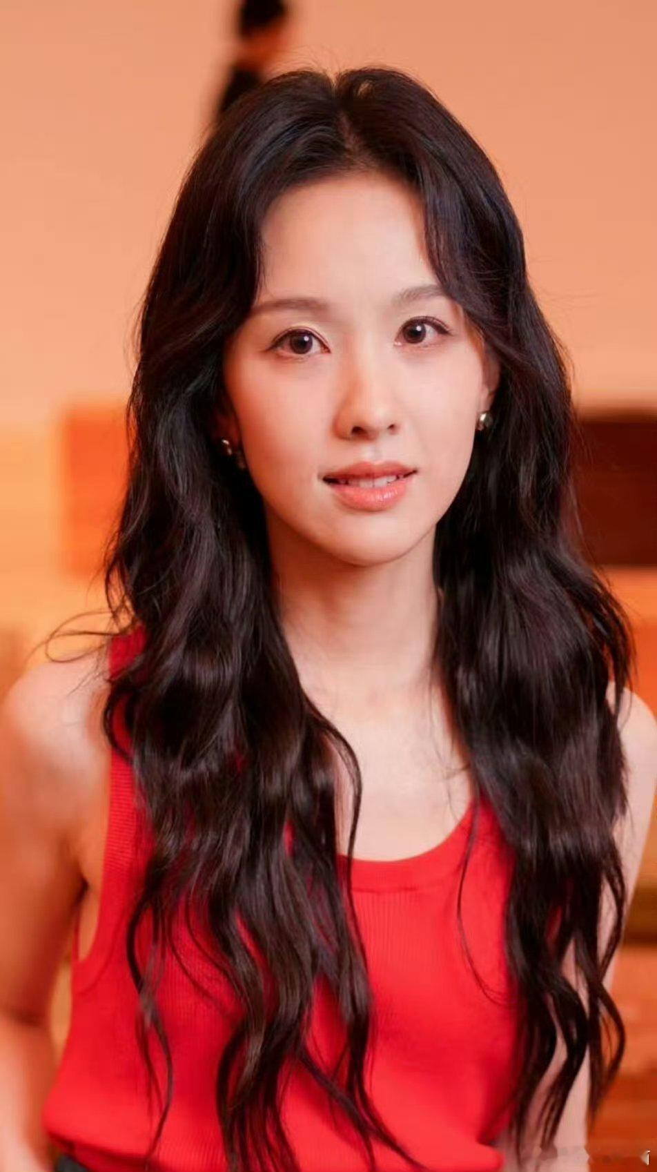 陈都灵眼袋…很美很自然啊​​​