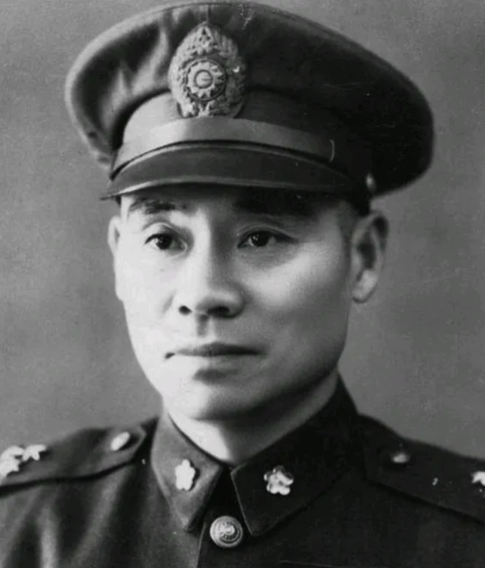 顾祝同执行军务，路过家乡，偶然想起结发妻子，于是回家去看望，谁知进门见妻子肚皮鼓