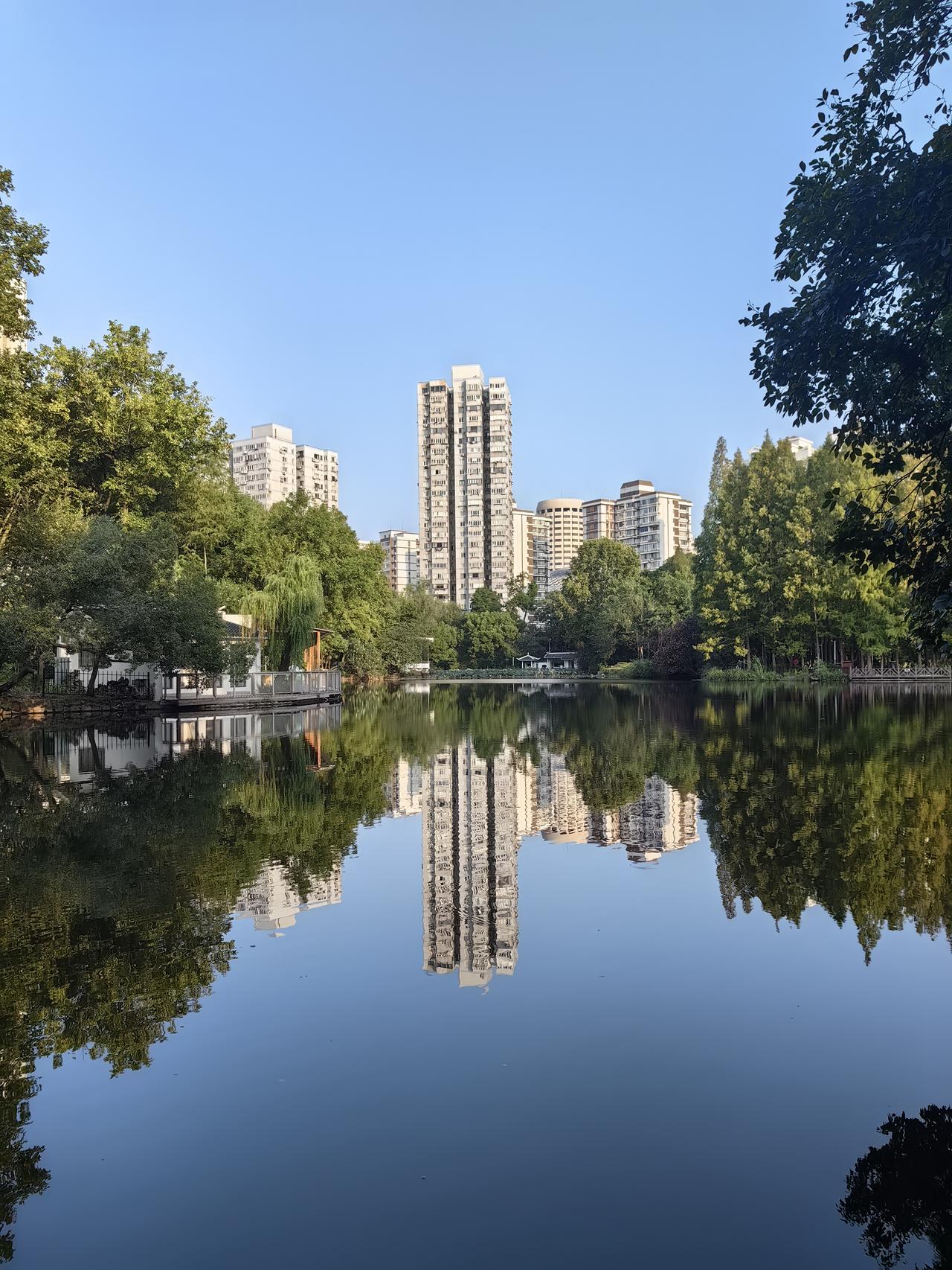 世纪数码，看着都出一身冷汗！世纪数码周二上市，开盘价格是60.90元，