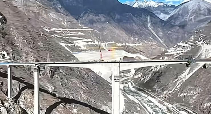 11月11日四川马尔康市双江口红旗大桥特大垮塌，今年1月才合拢红旗大桥总投资约7