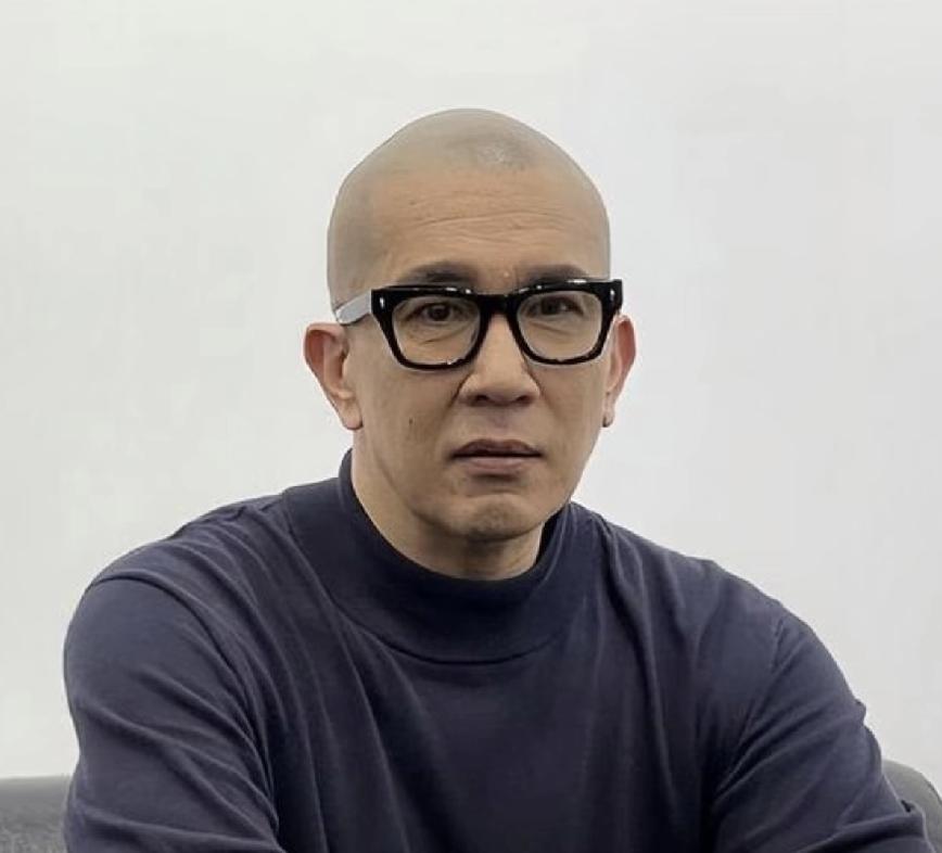 很多人看不懂具俊晔这个男人，大s都走了这么久了，他为什么还经常坐在她的墓前常伴