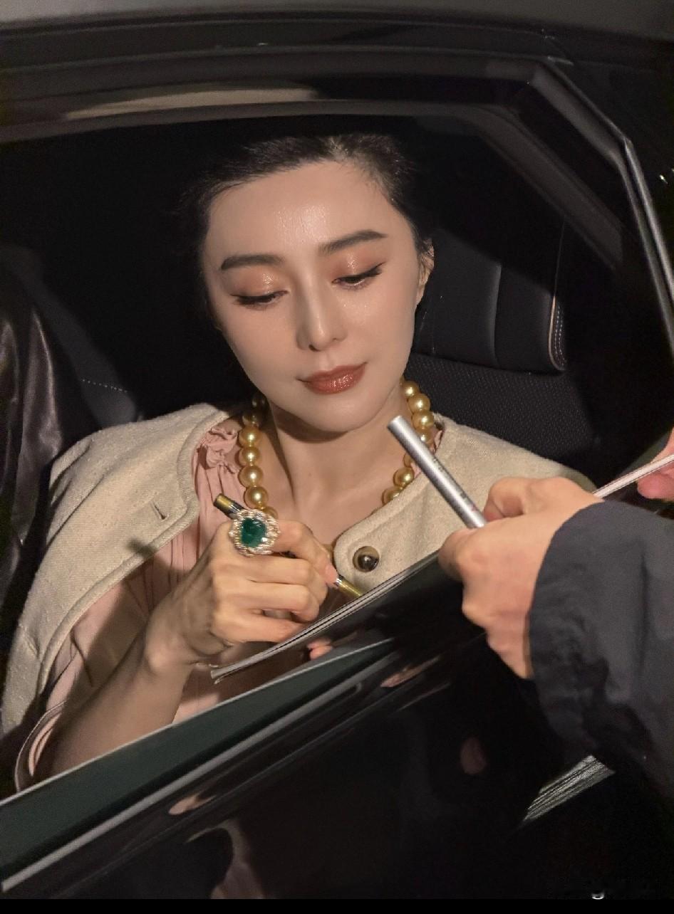 东京遇见亚洲洲花，真人美得无法呼吸。美貌依然在线，气质还是那么有气场，都让人