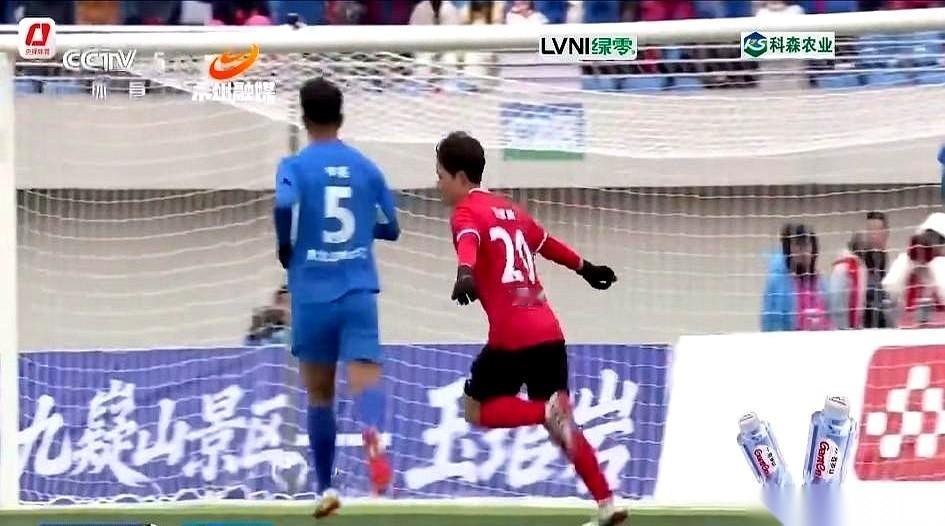 长沙队那个一号门将，邓子豪，几句话就把天给捅破了。他在跟粉丝聊天，没有任何铺垫