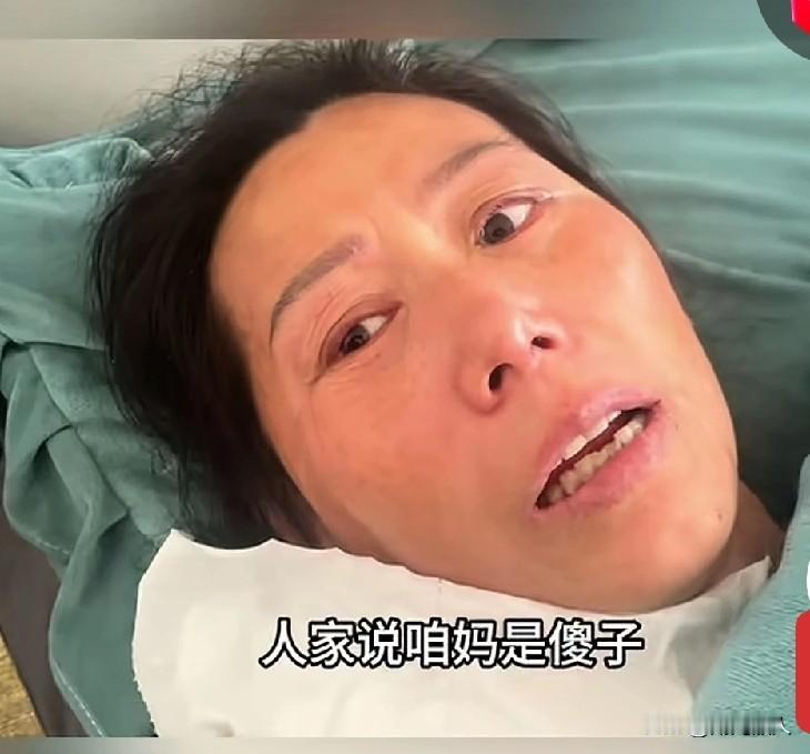 看得我心如刀扎老泪纵横。当沉睡了一年的植物人妈妈清醒过来时，两陪护的闺女喜极而