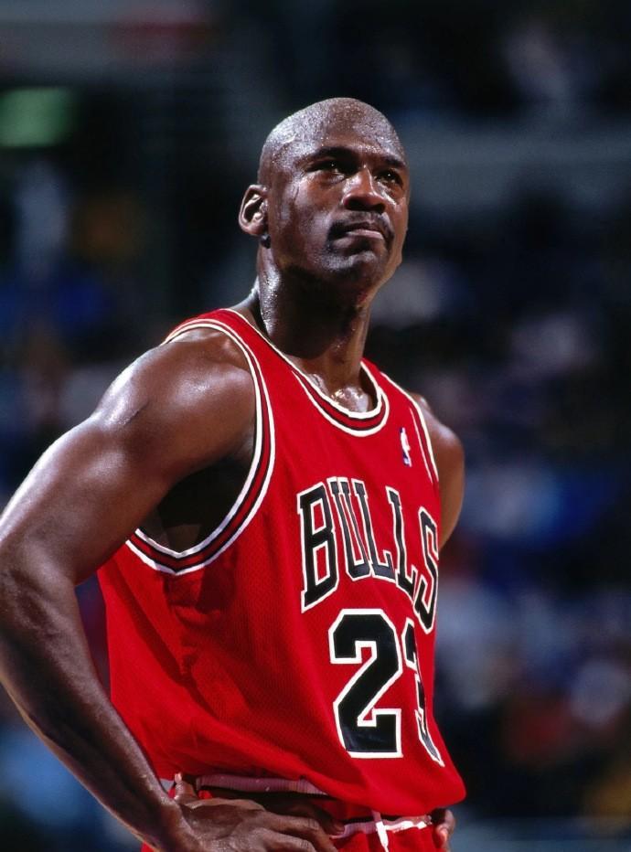 詹姆斯和乔丹生涯单场最高纪录对比！谁更强一些？单场最高分:詹姆斯61分