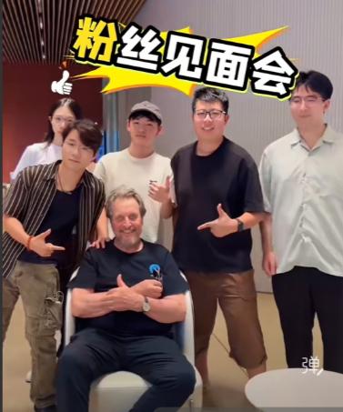 确实没想到！世界首富马斯克父亲也已经悄悄来到中国好几天了！先看一个画面：一位
