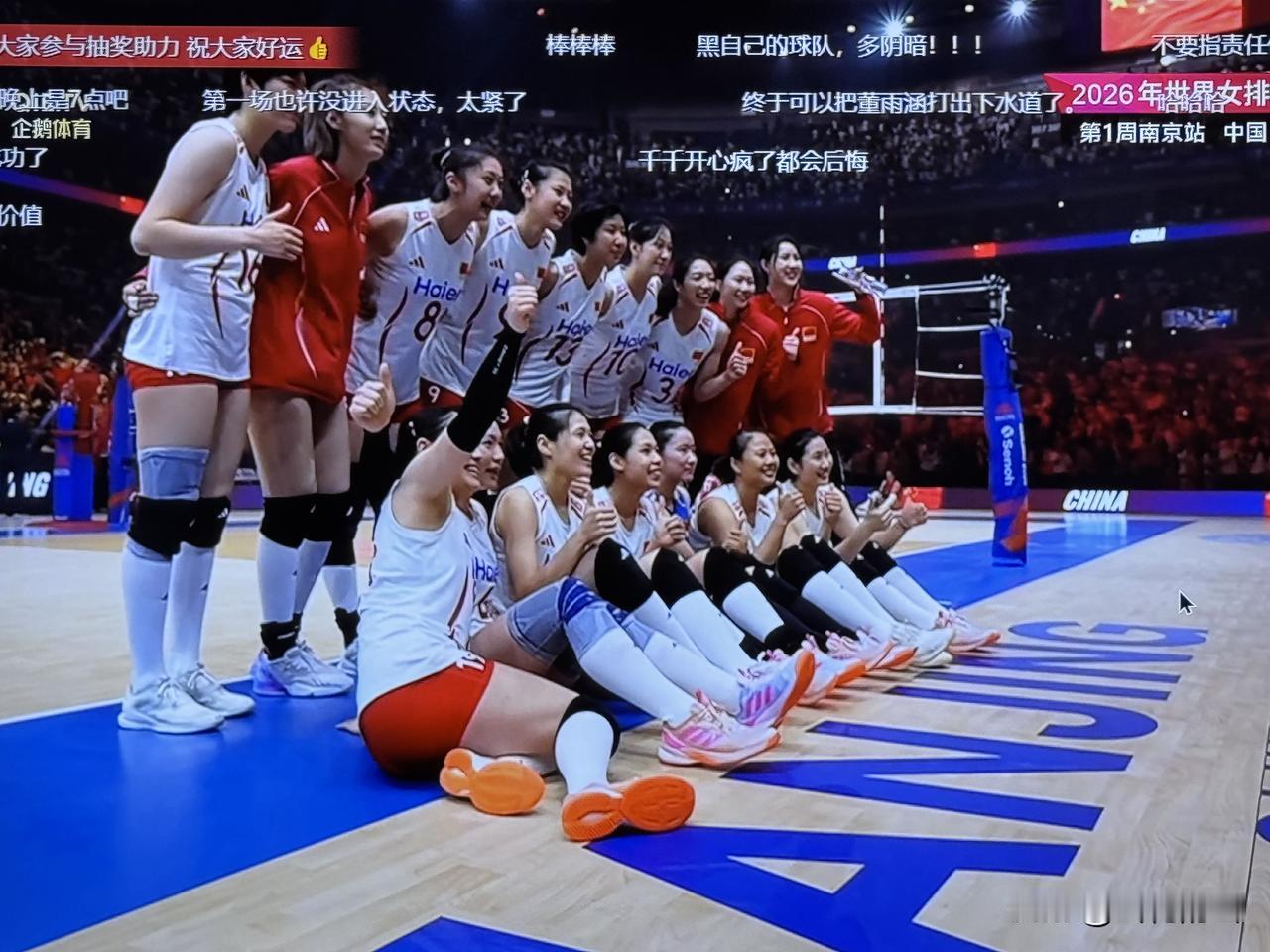 中国女排“三剑客”击败强大的塞尔维亚队，以三个25:21，零封对手，十分提升士气