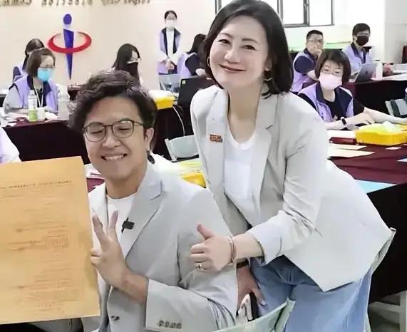 民调几乎追平蒋万安，沈伯洋突然“鸣金收兵”——请病假！意欲何为？9月24日晚