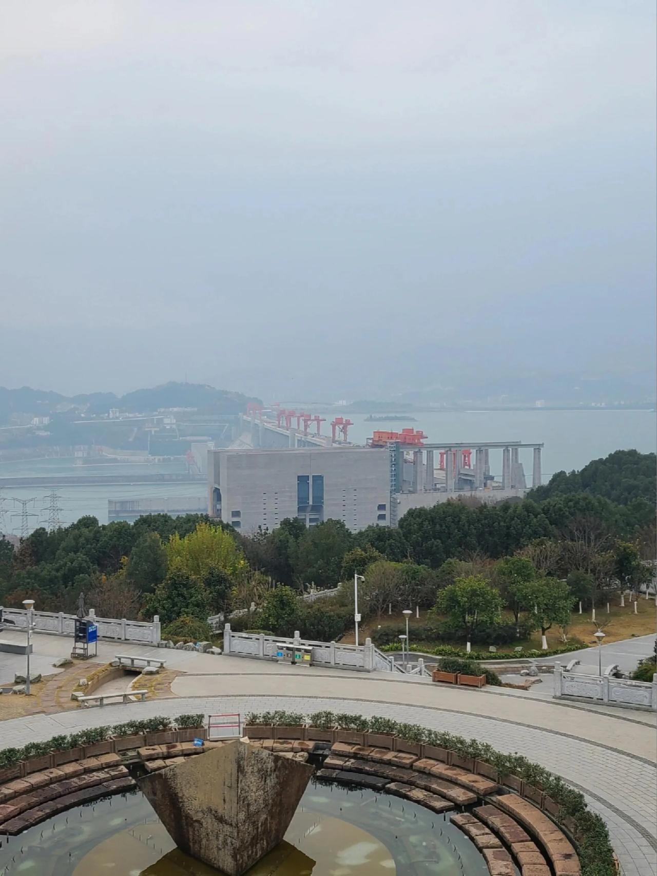 同事靠五六年不买新衣服、夏天渴了忍到回家喝自来水，硬生生攒下七八十万，这节俭程度