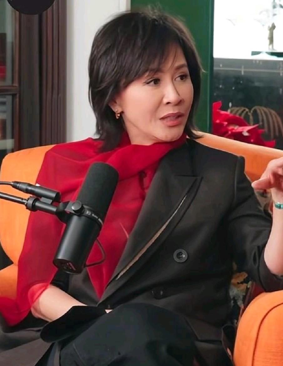 章泽天在播客里，刘嘉玲问她问题。她嗯嗯两声，把话题岔开了。高山杜鹃花开得很美