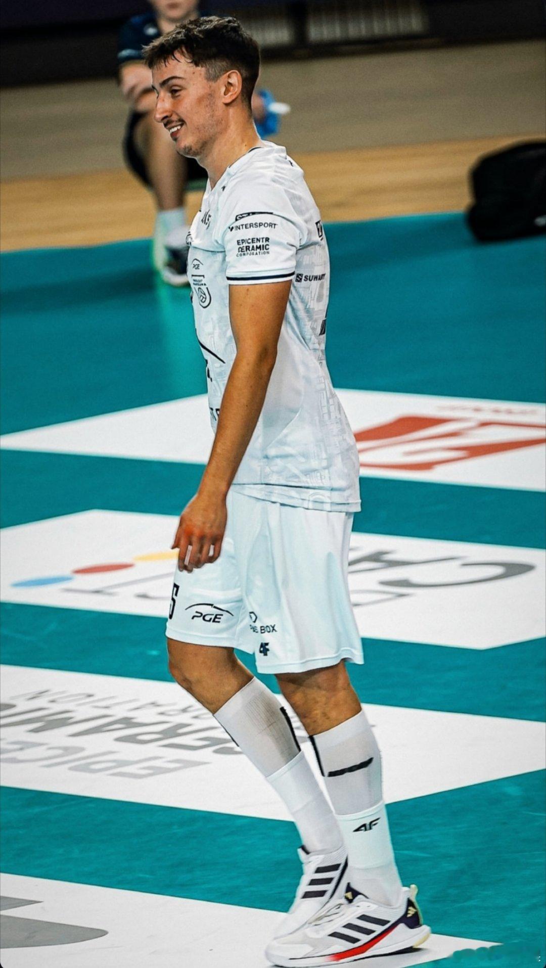 波兰男排那菲儿也加入下氛围帅哥行列（短暂）[doge]​​​