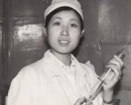 1999年，黑龙江19岁护士收养10岁男孩，将他视作亲弟，12年来始终没有结婚，