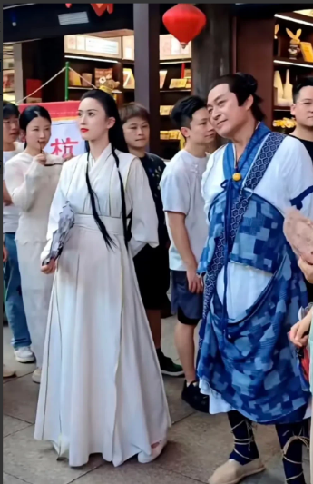 说真的，其实我朋友在宋城亲眼见过马景涛她说有句话一直不敢讲那天杭州热