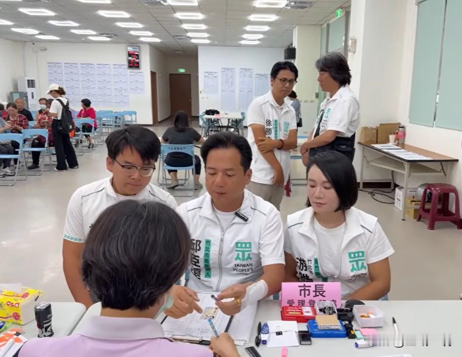 邱臣远登记参选竹北市长黄国昌、柯文哲都没有现身蓝白今天“决战”竹北！民众