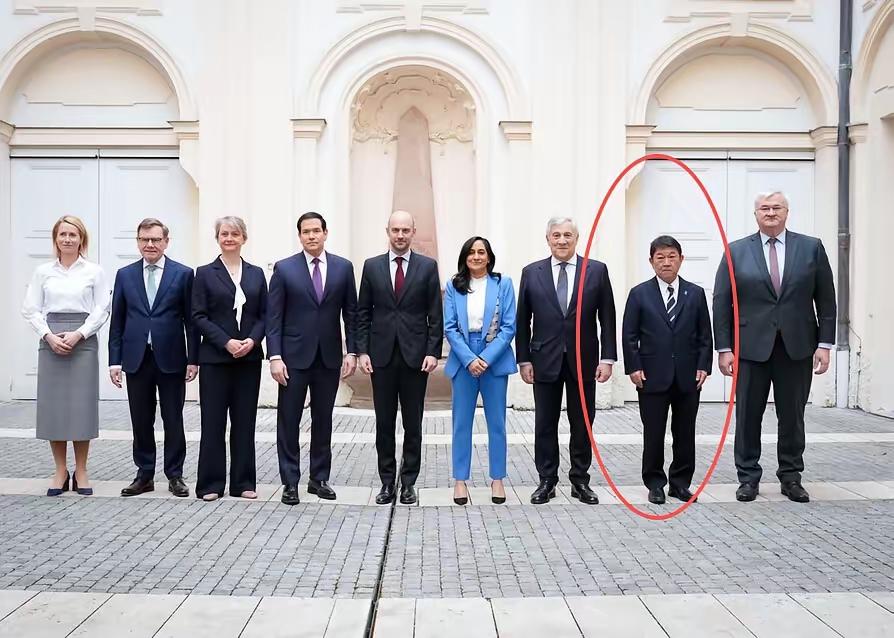 这张G7外长合影里，日本外相茂木敏充的“小”，远不止是物理身高上的160厘米，更
