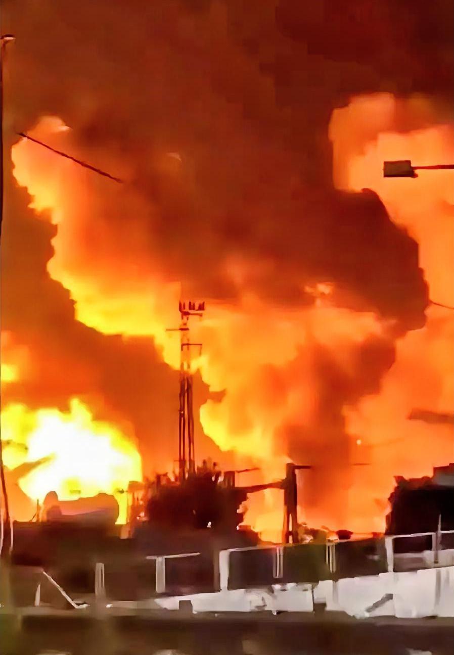 凌晨六点，7枚航空炸弹。​就在美国总统特朗普兴高采烈地发帖，向全世界宣布“