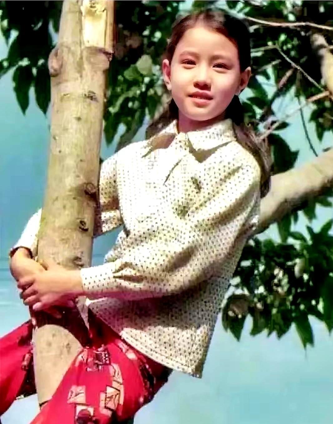 有些女明星，真是老天爷追着喂饭吃！翻到一张老照片，小姑娘扎着个高高的马尾辫，