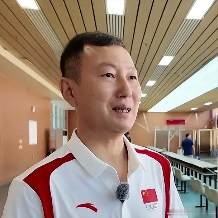 这位中国国家队教练在韩国火了。🔺中国射击队教练出现在亚运赛场时，韩国网友惊呼🔺怎么跟在牢里的韩国