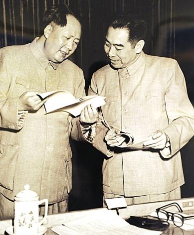 1964年，我国原子弹到了紧要关头，此时，毛主席秘密把周总理叫到办公室，悄悄地说