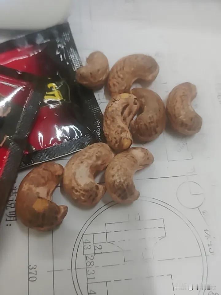 同事从越南回来，带了腰果和咖啡分给大家。我尝了一颗腰果，一口咬下去，却发现是油
