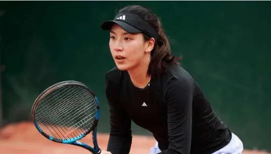王欣瑜比郑钦文差在哪里北京时间5月26日，2025法网公开赛第一轮，中国金花王