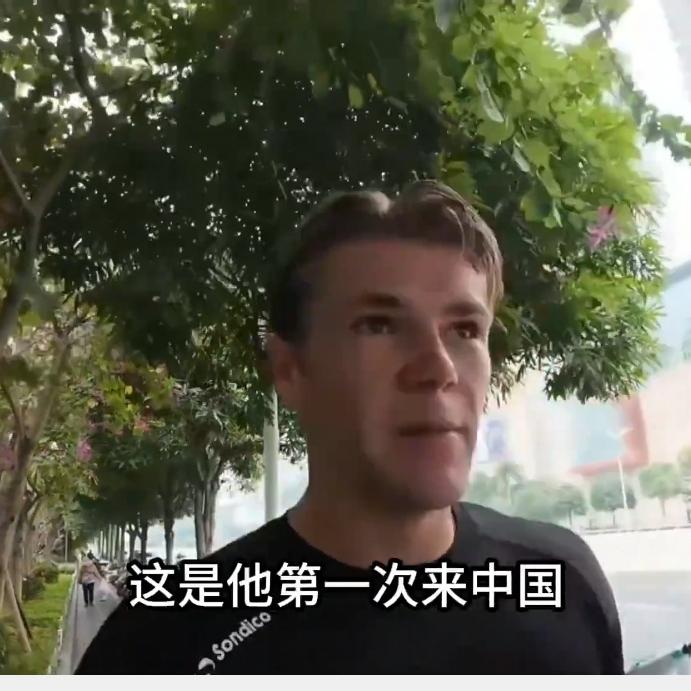 彻底沦陷！英国博主第一次坐中国高铁商务座，全程疯狂惊叹英国博主首次来华旅行
