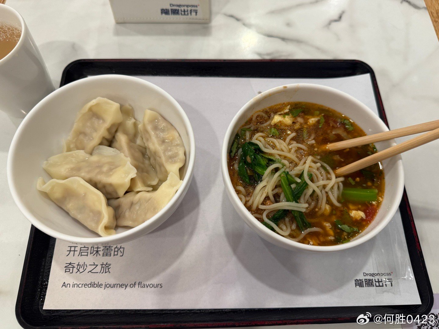 12小时不吃不喝，下了飞机就狠狠的炫，中国有句老话，上车饺子下车面，这边刚下飞机