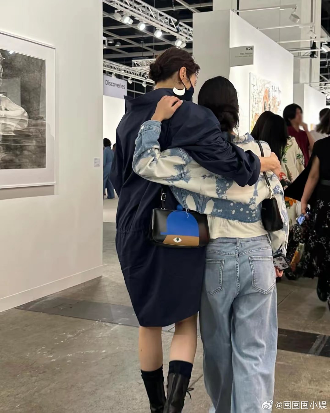 黎姿带女儿看展黎姿女儿长这么高了黎姿带女儿看展，两人一起看画、拍照，画面温馨又美