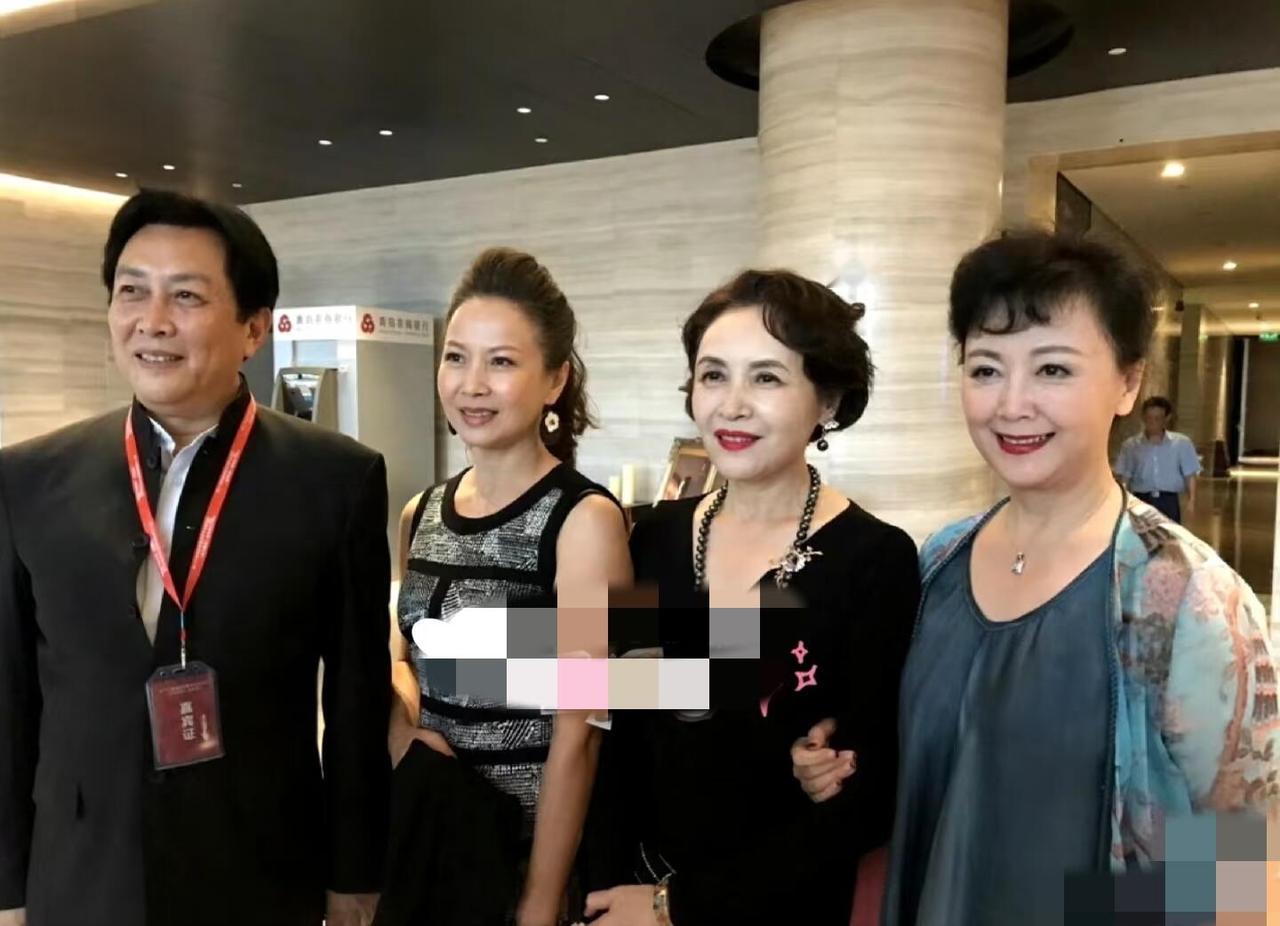 唐国强不愧是90年代的第一帅哥，这老了之后还是那么有气质，温润儒雅，他还很幸福，
