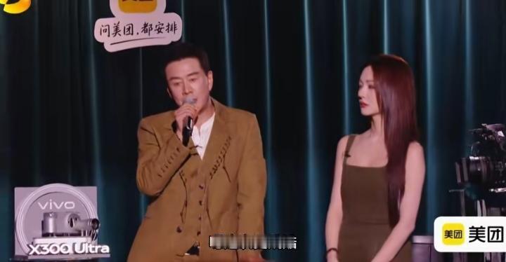杨坤，非常的尴尬。《歌手》的舞台，杨坤创造了一个一日游，虽然之前庾澄庆也被残酷