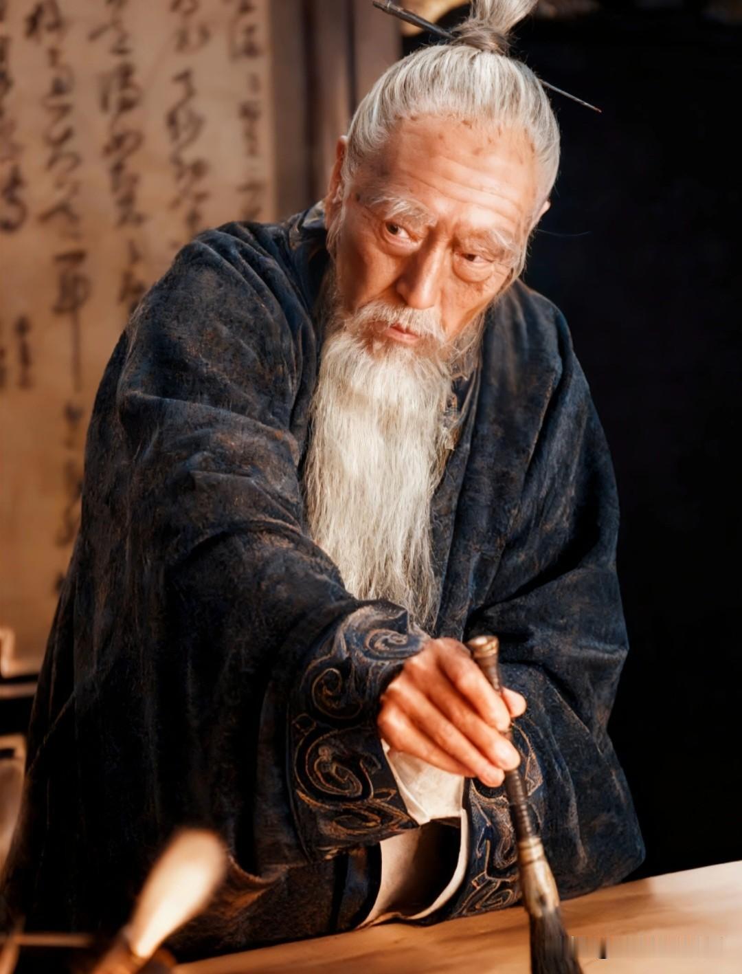 一代人登高作恶，十代人负重求生。严嵩虽然贪，但是少时清廉，只有一个老婆欧阳氏