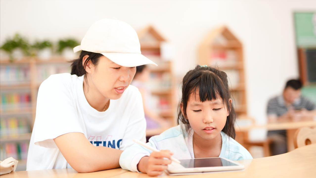 看了个视频，是分析人口出生问题的。博主说：2025年，土耳其8500万人口出生了94万人，伊朗880