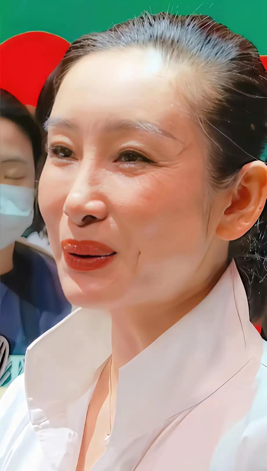 这是秦海璐？看着不像呢？眼纹这么深，还有白发，像个路人老太太。