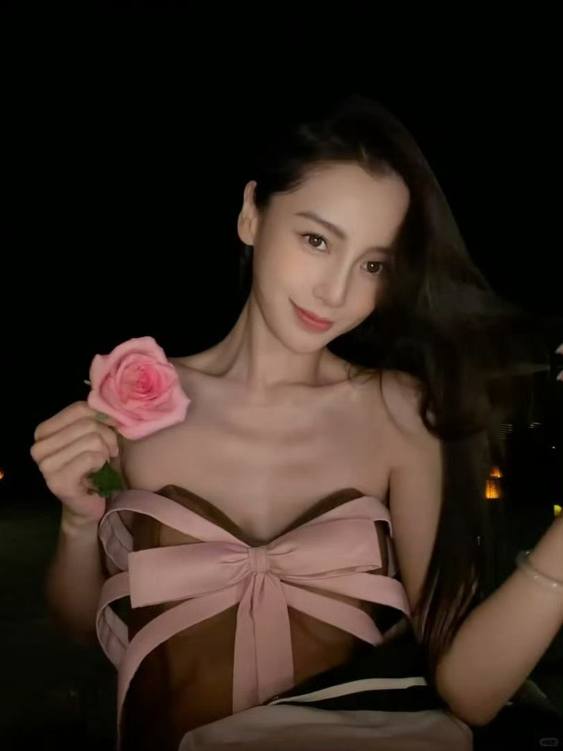 Angelababy双平台营业了！！！人比花娇的美貌这个厨师帽好可爱啊😊