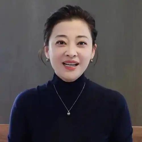 主持人问梅婷:“你和公公婆婆住一起吗？”梅婷说:“我们家十囗人同住，公公婆婆