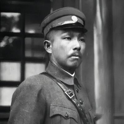 1946年，贵阳召开运动会，国民党上将杨森看一个女学生对着他笑，问：“你父亲是谁