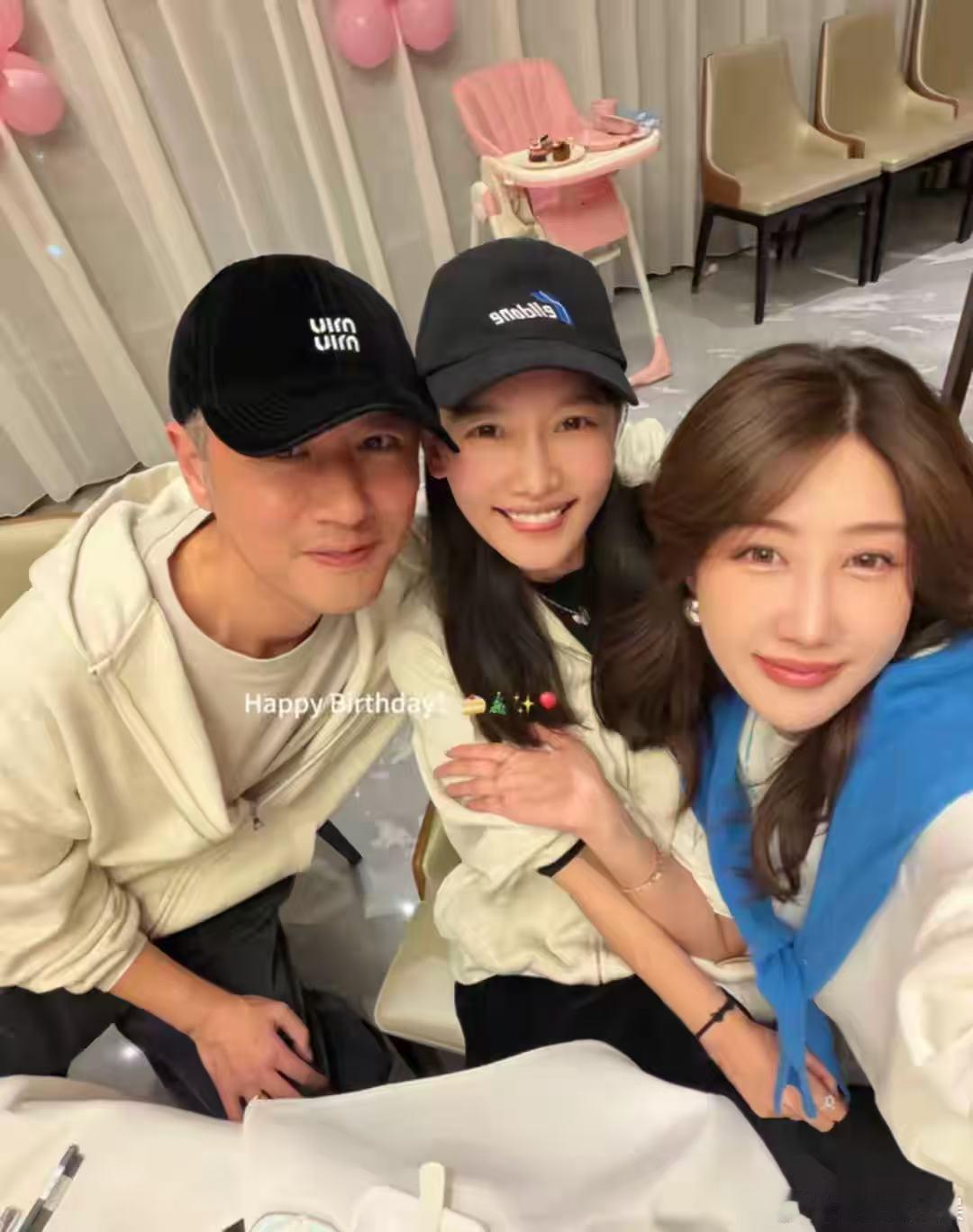 孙骁骁带女儿探班任重孙骁骁带女儿去重庆探班任重，孙骁骁素颜状态好好孙骁骁带女儿去