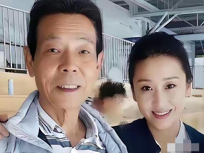 苗圃大21岁富豪丈夫曝光，同框被嘲像父女，网友：这差距也太大了吧