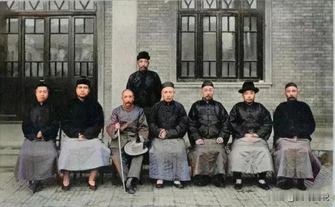 这张拍摄于1924年的照片突然火了，站在张作霖和段祺瑞身后的这名男子到底是谁呢？
