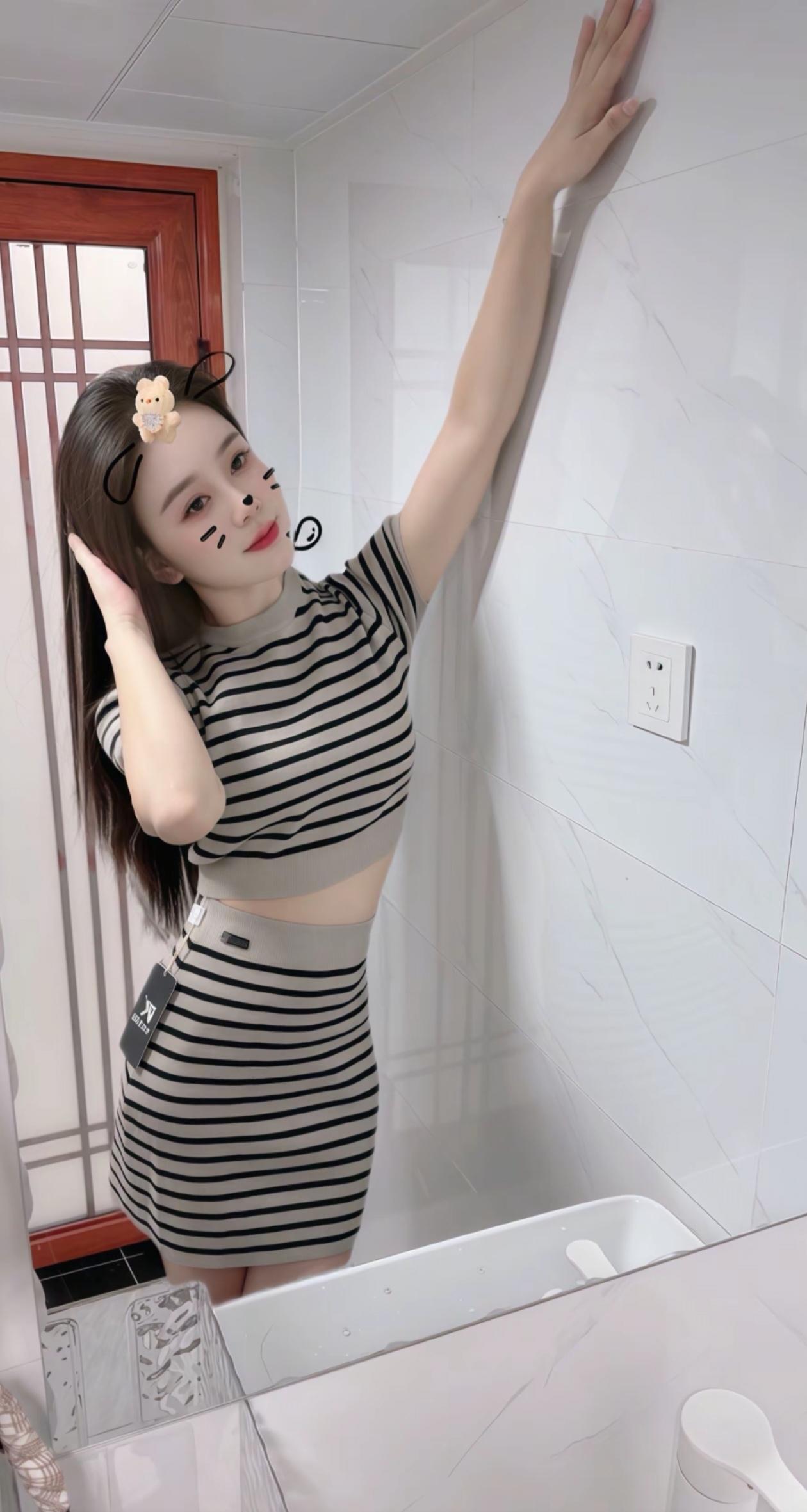 T恤紧身黑纹搭配包臀裙，又甜又美