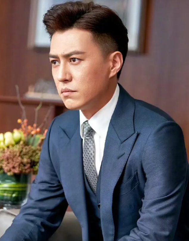 演员靳东出生于1976年今年50岁了看到他被采访时的视频，惊讶于他眼周满是皱纹