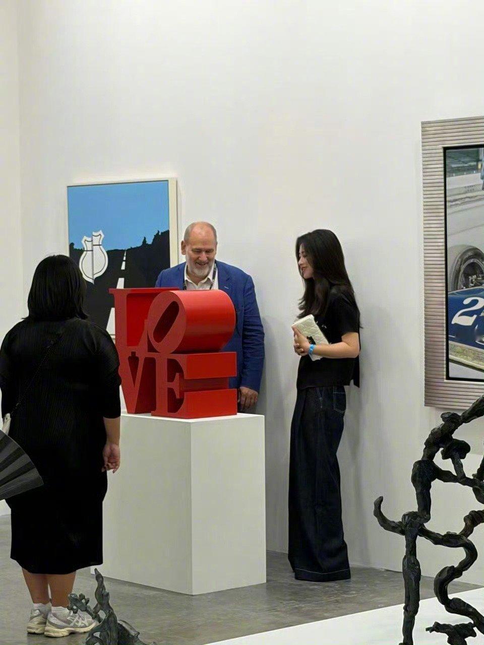 朱珠看展vs我看朱珠朱珠的魅力真的太持久！看展时神情专注投入，浑身散发艺术香气