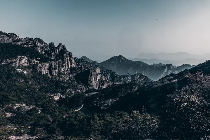 黄山，无疑是安徽极具代表性的名片，更是世界遗产！站在黄山的巅峰，奇松、怪石、云海