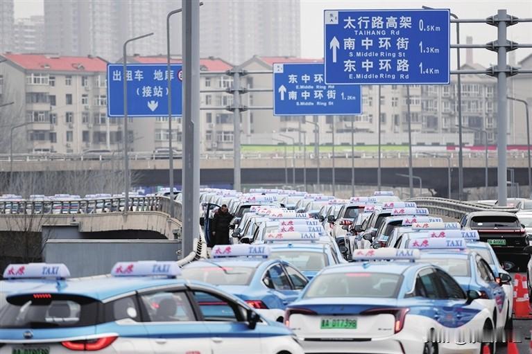 太原官方发布网约车风险预警，一组数据值得深思：全市合规网约车4.1万余辆，持证