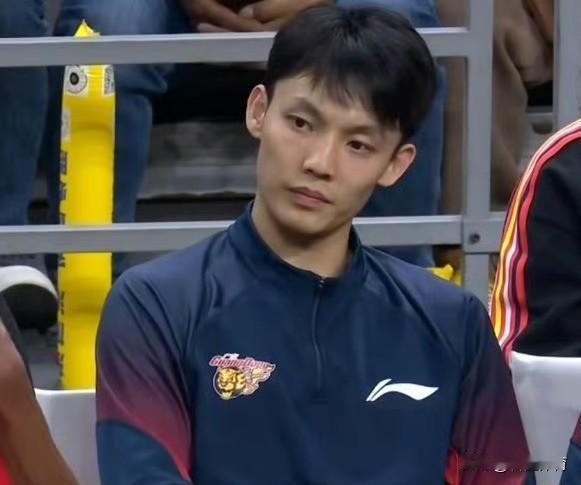徐杰的发挥，就是广东队的晴雨表，所以，杜锋请把球权还给徐杰！上一场对阵新疆队
