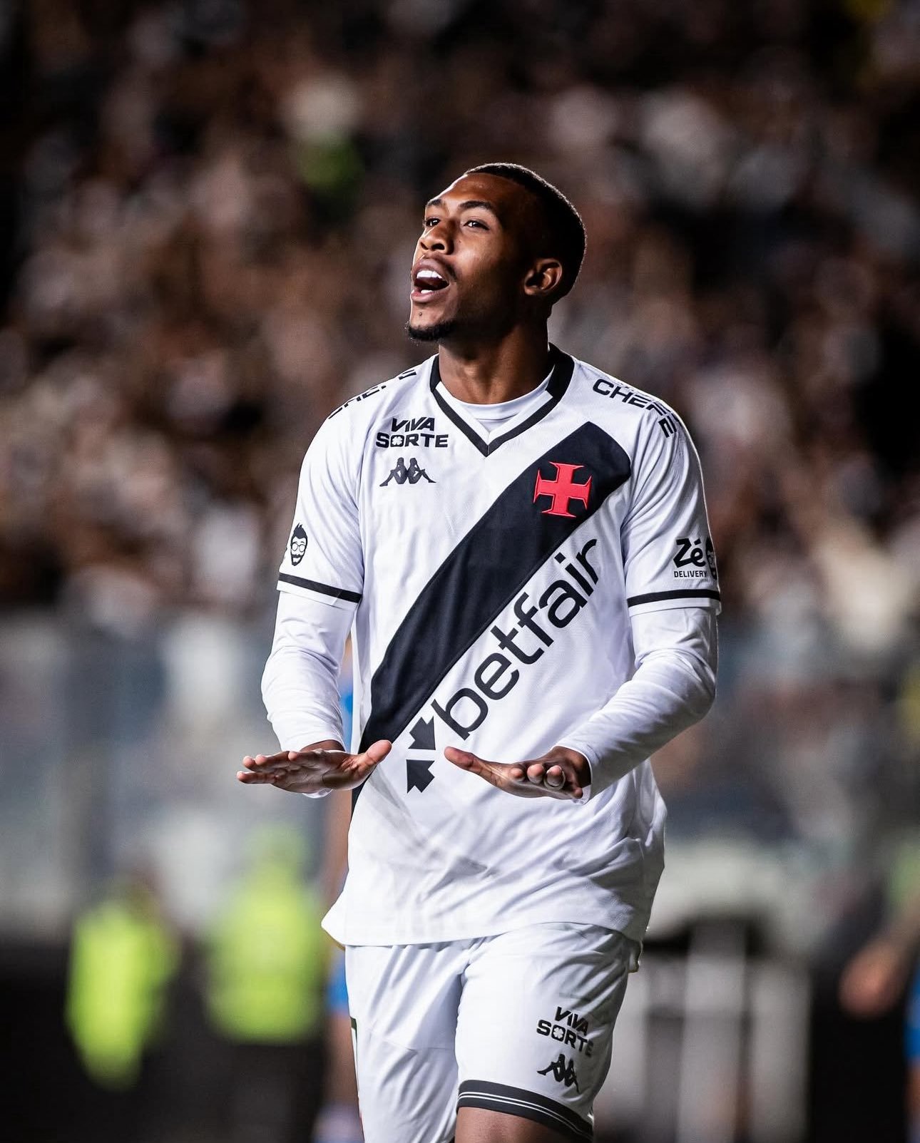 每体：巴塞罗那对巴西右边锋瑞安（19岁）感兴趣，他是巴西瓦斯科达伽马队的球员。